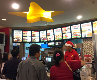 �����륹������˥���Carl's Jr.�ˤΥϥ�С������򿩤��� �����㥫�륿���ץ饶���ޥ�