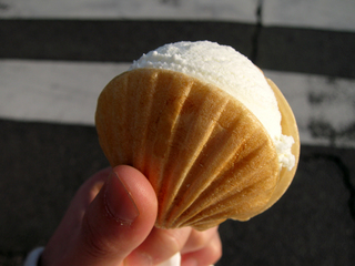 はちみつ屋の水谷養蜂園が運営する「松治郎の舗(まつじろうのみせ)」ではちみつアイス最中を食す!