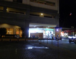 ホーチミン一のホテルと、唯一のファミリーマート