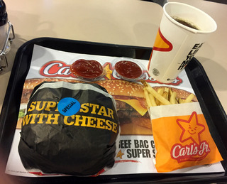 �����륹������˥���Carl's Jr.�ˤΥϥ�С������򿩤��� �����㥫�륿���ץ饶���ޥ�