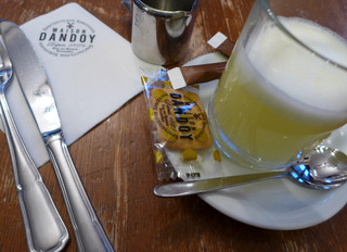 Ϸ�ޥ��ե��֥᥾�󡦥���ɥ���Maison Dandoy�ˡפ��ܾ�Υ�åե�򿩤� ���٥륮�����֥��å���