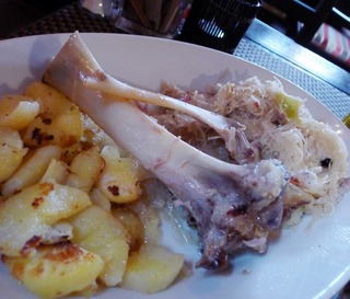 �ɥ���̾ʪ�����֥���������󥹥ϥ�����Schweinshachse�ˡפ򿩤��� ��Zum Standesamtchen 