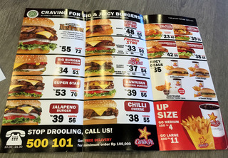 �����륹������˥���Carl's Jr.�ˤΥϥ�С������򿩤��� �����㥫�륿���ץ饶���ޥ�