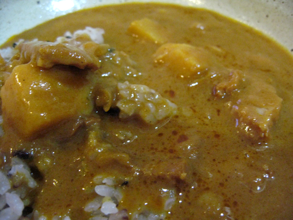 インドカレーの名店「デリー」のレトルトカレーを食す!