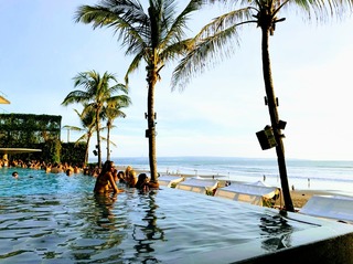 バリを代表する高級ビーチクラブ「ポテトヘッド」Potato Head Beach Club Bali @スミニャック