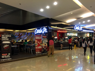 �����륹������˥���Carl's Jr.�ˤΥϥ�С������򿩤��� �����㥫�륿���ץ饶���ޥ�