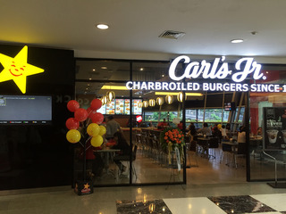 �����륹������˥���Carl's Jr.�ˤΥϥ�С������򿩤��� �����㥫�륿���ץ饶���ޥ�