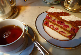 �ե�󥹲ۻҤ�Ϸ�ޡ�Laduree Champs Elysees�� ���ѥꡦ����󥼥ꥼŹ