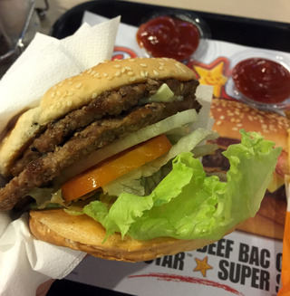 �����륹������˥���Carl's Jr.�ˤΥϥ�С������򿩤��� �����㥫�륿���ץ饶���ޥ�