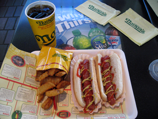「Nathan's Famous Hot Dogs(ネイサンズ)」のホットドッグ