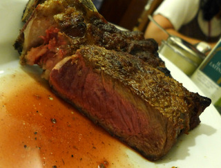 フィレンツェ名物のビステッカ・アッラ・フィオレンティーナを食す「イル・ラティーニ (il Latini)」 @イタリア・フィレンツェ