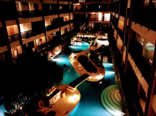 19���ܤ�Bali @�ե��� �ݥ���� �Х� ������ȥ� �Х� ������Four Points by Sheraton Bali Kuta��