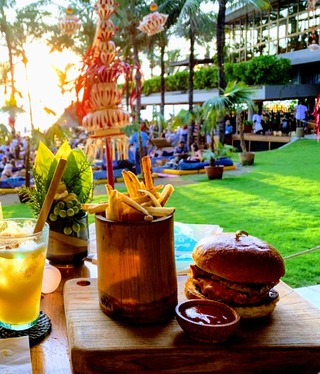 バリを代表する高級ビーチクラブ「ポテトヘッド」Potato Head Beach Club Bali @スミニャック