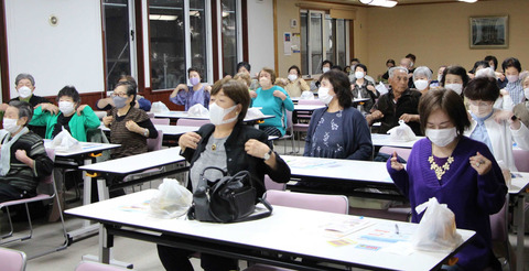 Ｐ２簡単ストレッチに取り組む参加者