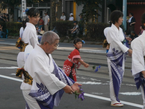 真似してシャンシャン