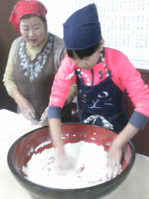 １．おけ：そば粉8に小麦粉2も割合で混ぜる