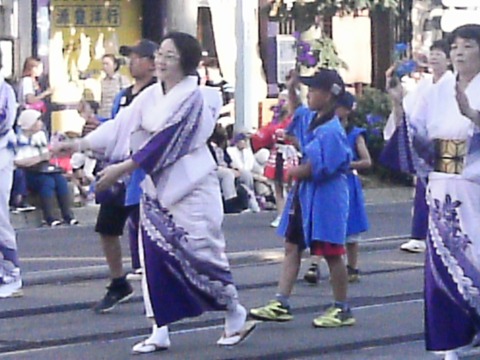 桔梗の花に鈴の音軽く