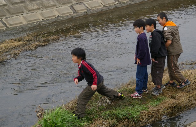 曇り空の小名木川では子供達が水切り遊びをしていました 四街道の四季