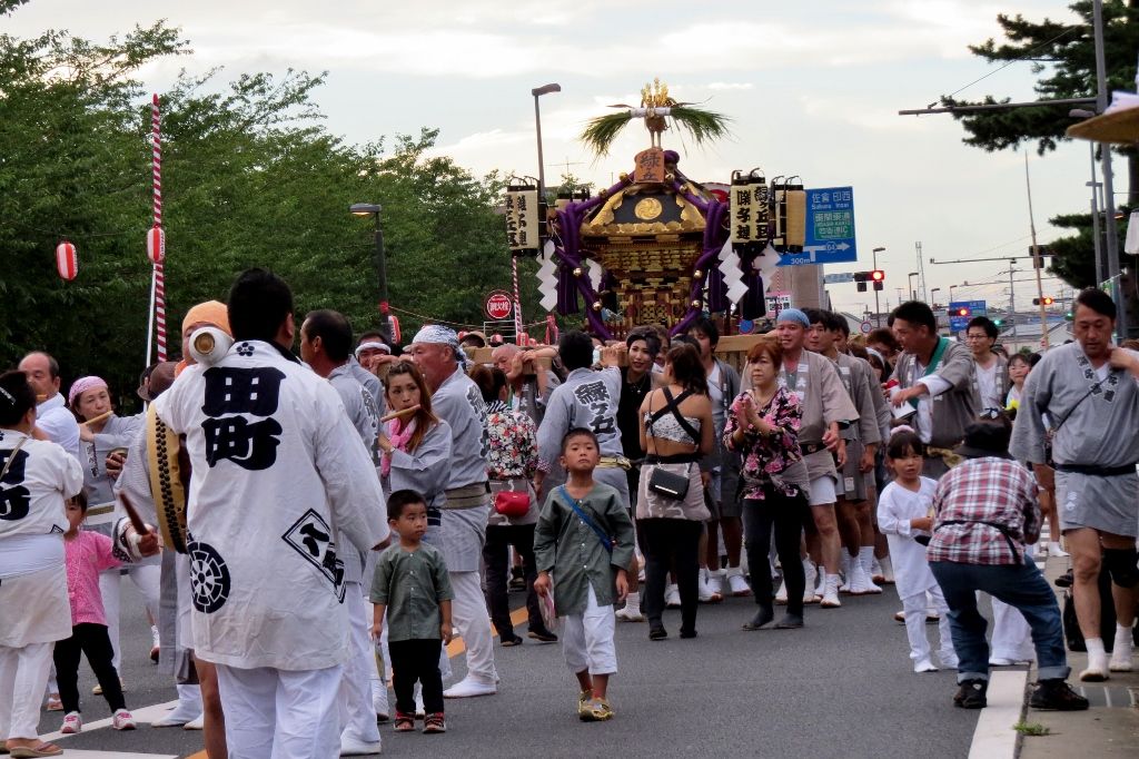 四街道ふるさとまつりで 桜通りを練り歩く神輿をアップしました 四街道の四季 四街道ふるさとまつりで 桜通りを練り歩く神輿をアップしました 四街道の四季