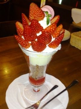苺パフェ