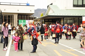 お菓子配ってくれるよ