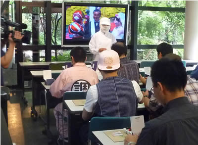 お客様と一緒に包装体験