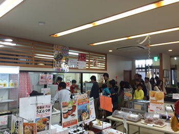 店内へ続く桔梗信玄ソフトの行列