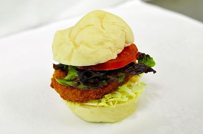 白パンのコロッケバーガー