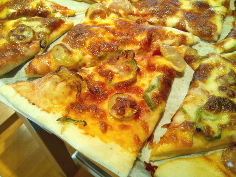 ぶどうとサラミとトマトとピーマン