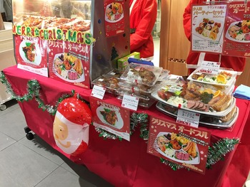 通路販売ではサンタさんが接客中