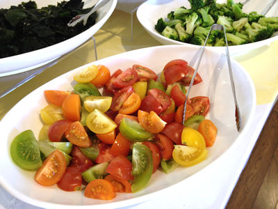 サラダバーのトマト