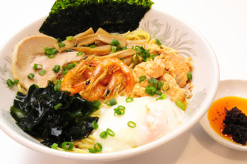 釈迦堂エビ塩ラーメン（甲斐サーモン入り）