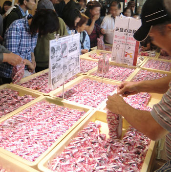 夏休みもお菓子の詰め放題