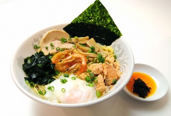 エビ塩ラーメン（甲斐サーモン入り）