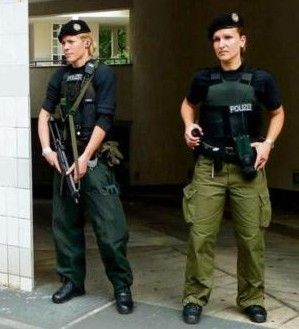 画像 ドイツ警察の新しい制服がダースベーダーのようだと話題に つー速 画像 ドイツ警察の新しい制服がダースベーダーのようだと話題に つー速