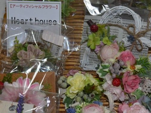 Heart Houseのアーティフィッシャルフラワーのコサージュ