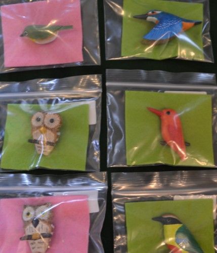 手彫りのブローチ　高間庄一