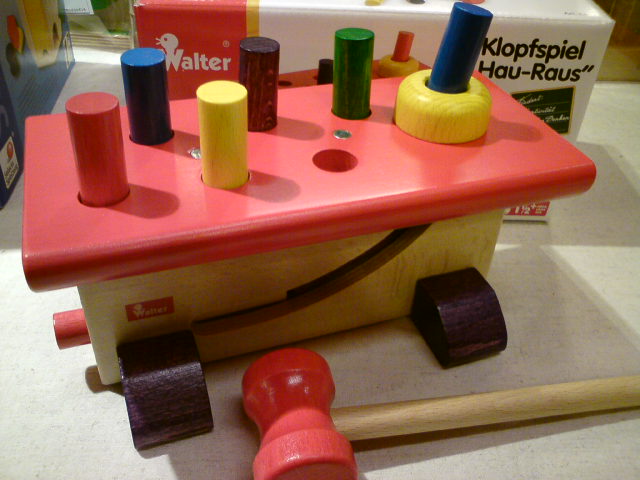 Hape Walter Klopfspiel HAU-RAUS 木製おもちゃ Walter Klopfspiel 