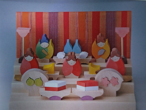 新品未使用　少し訳あり　小黒三郎　つぼみびな三段飾り　垂幕:赤 小黒三郎 つぼみびな三段飾り（普通垂幕・赤） | 木のおもちゃ専門店