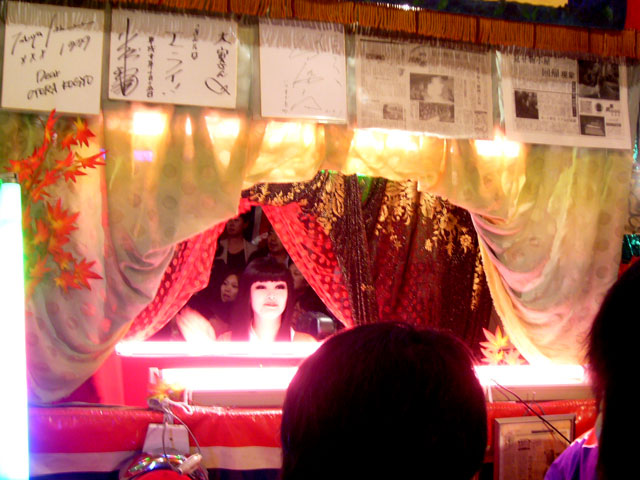 秋の見世物小屋を追う ２０１１年 新宿 花園神社 酉の市 サイタマサバービア ぬけがらにっきiii