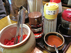 6店内:卓上@ラーメン二男坊・博多本店・博多駅