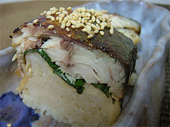 焼き鯖寿司のアップ
