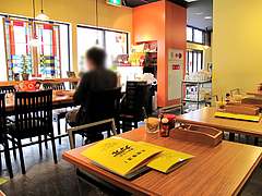 店内:カウンターとテーブル席@ナイル今泉店・天神
