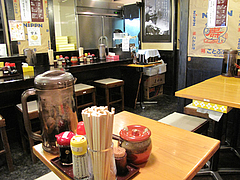 5店内:カウンター・テーブル席@ラーメン二男坊・博多本店・博多駅