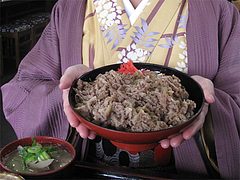 8ランチ:牛肉肉丼の大きさ@資さんうどん・志免店