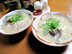 料理:チャーシューメンとラーメン@博多めんとく屋ラーメン
