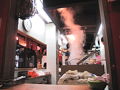 4店内:厨房が見えるテーブル席@モヒカンらーめん・味壱家・津福本店
