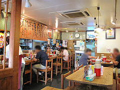 店内:カウンターとテーブル席@めんくいや・福岡市中央区渡辺通