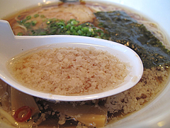 ランチ:醤油ラーメンスープ背脂@博多塩ラーメン城(じょう)