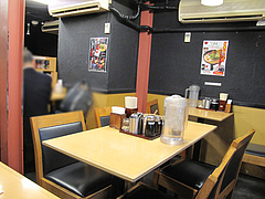 店内:テーブル席@ラーメン・博多一幸舎・博多本店